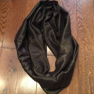 Beautiful Black/Gold Scarf